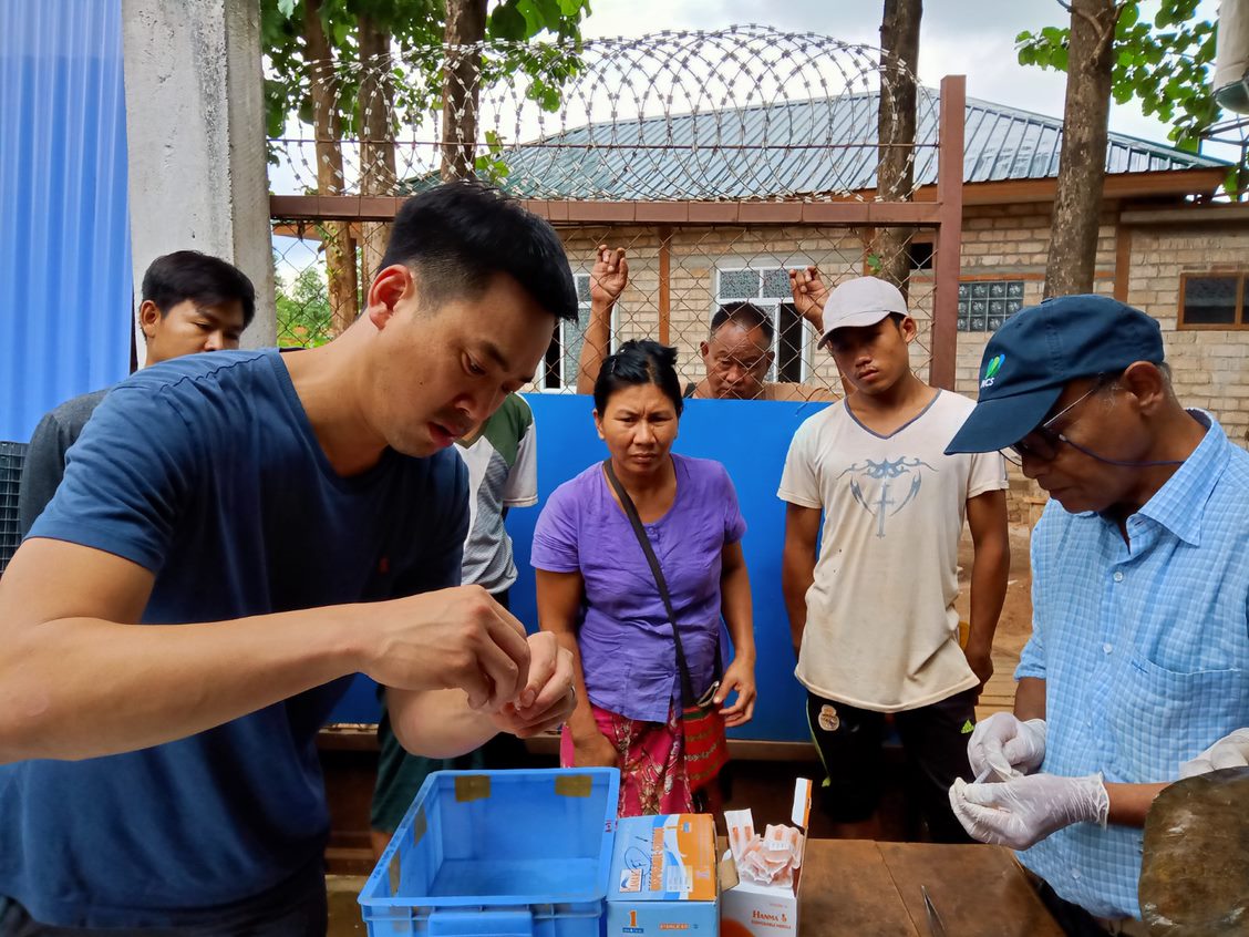 方教授在缅甸采集海龟样本